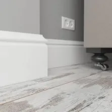 Плинтус белый напольный UltraWood Base 5500 p из ЛДФ (2000x138x18 мм)